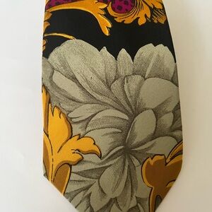 Floral Patterned Tie in Black and Gold